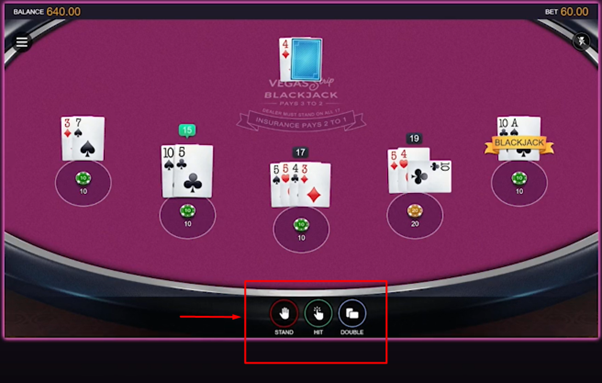 Người chơi chia bài trong game Xì Dách (Blackjack).