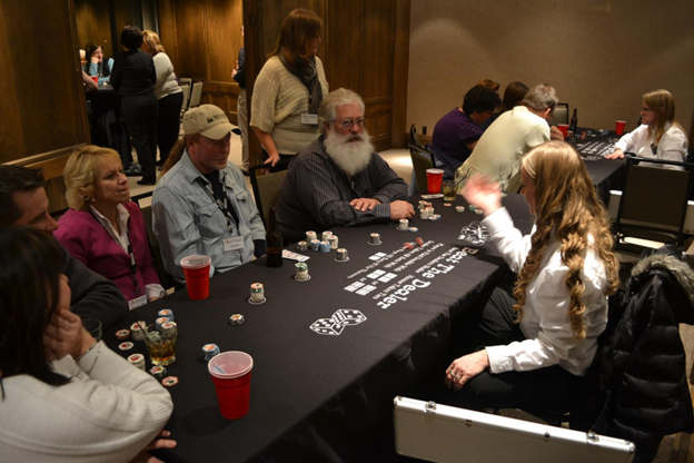 Người chơi Blackjack tại 8xbet đang sử dụng chiến lược Beat the Dealer.