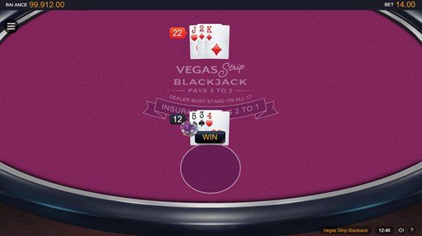 Người chơi và nhà cái chơi Xì Dách (Blackjack) trong sòng bạc.